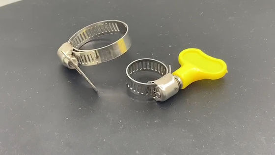 Las abrazaderas de manguera americanas modificadas para requisitos particulares, con la manguera plástica de la manija de la mariposa galvanizaron las colocaciones usadas para las mangueras de goma